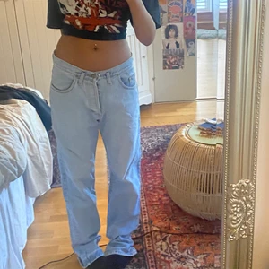 Lee Jeans - ¡Lee Jeans low waist baggy modell!  Med den✨ legendariska häst huvud loggan✨  Skriv till mig vid frågor <3