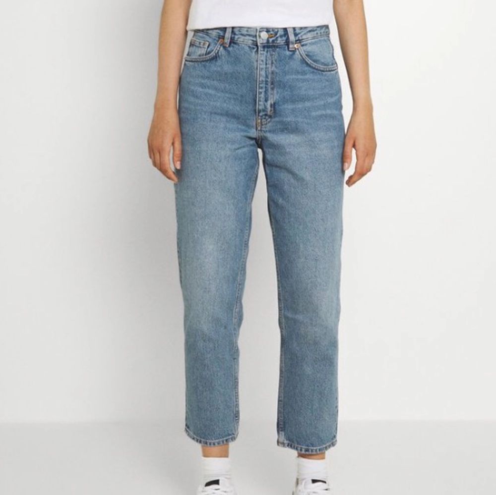 Blå jeans från monki, modell ”taiki”, storlek 29!! Passar perfekt på mig som brukar ha storlek 38-40 på jeans :-) väldigt korta i längden på mig som är 180 cm lång 🥰 lånade bilder. Jeans & Byxor.