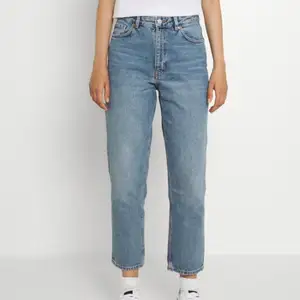 Blå jeans från monki, modell ”taiki”, storlek 29!! Passar perfekt på mig som brukar ha storlek 38-40 på jeans :-) väldigt korta i längden på mig som är 180 cm lång 🥰 lånade bilder