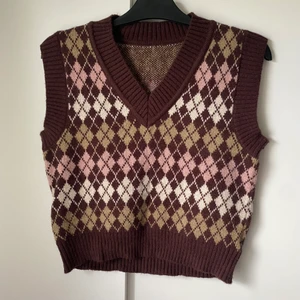 Stickad väst - Brun stickad väst, frakten är inräknat i priset✨