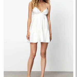 Zara klänning  - Super fin slutsåld zara klänning i stl xs. Säljer då den inte har kommit till användning. Pris kan diskuteras 💕💕