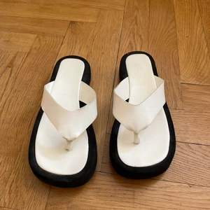 Svart/vita flipflops 🖤 - Sköna att gå i, sparsamt använda! 
