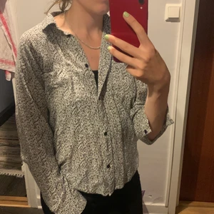 Mönstrad skjorta  - Knappt använd mönstrad skjorta från weekday 