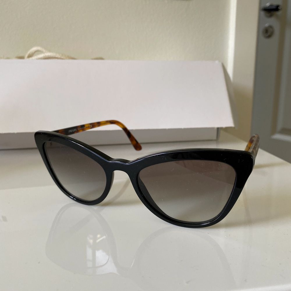Prada solglasögon - Accessoarer | Plick Second Hand