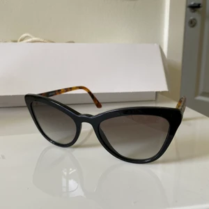 Prada solglasögon - Svarta cateye Prada solglasögon! Slutsålda i black/tortoise färgen!💖 Köpta för 2500kr.