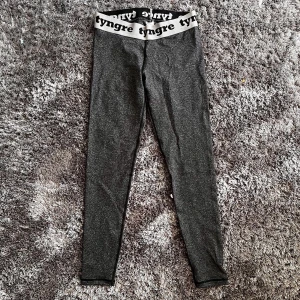 Gymtights tyngre  - Lågmidjade tights som är oanvända. 