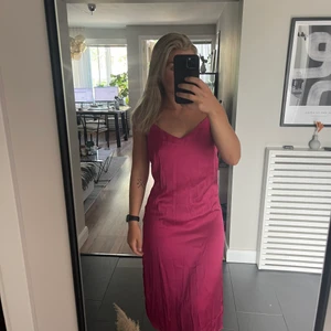 Rosa satinklänning - Superfint skick