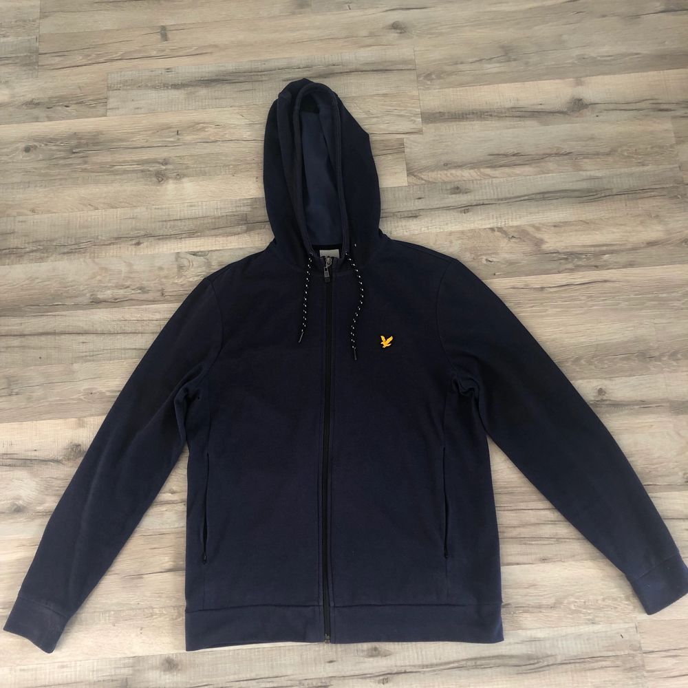 Lyle & Scott Zip Hoodie i storlek M. Endast använd ett fåtal gånger och i väldigt bra skick!. Tröjor & Koftor.