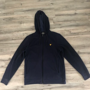 Lyle & Scott Hoodie - Lyle & Scott Zip Hoodie i storlek M. Endast använd ett fåtal gånger och i väldigt bra skick!