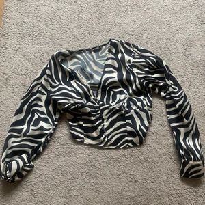 Oanvänd blus  - Helt ny blus från Gina tricot! Så fin!! 😍🥳 STOR utrensning hemma så säljer allt billigt pga behöver bli av med det 🤩 paketpris om man köper flera saker 