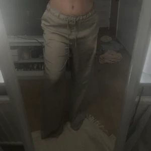 Luftiga byxor - Sköna och luftiga byxor från hm.  Köparen står för frakt😇