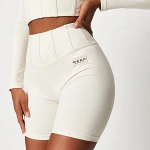 Träningsset cycling shorts + top - Säljer settet för jag köpte i annan färg också. Shortsen har fortfarande lapp, toppen använd en gång. Superskönt att träna i 🤌🏼 skriv för fler bilder. Färgen är sten-vit  Köpte fullt set för ca 600, säljer för 250