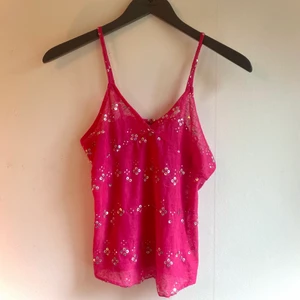 Linne - Supergulligt rosa linne som passar storlek XS och S. Köpt ganska dyrt på en vintage butik i Köpenhamn. 