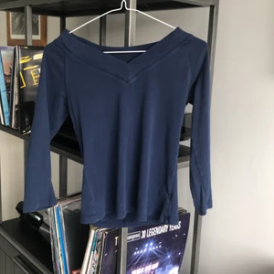 Blå tröja - En blå långärmad tröja, den är jätte fin och passar bra med förkortade ärmar också 💕