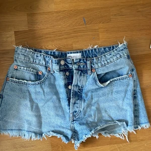 Zara shorts  - Midrise shorts från zara. Slutsålda och i princip oanvända, nyskick! 