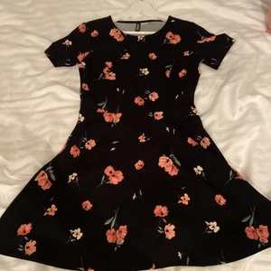 Klänning blommor - Aldrig använd. Köpare står för frakt 