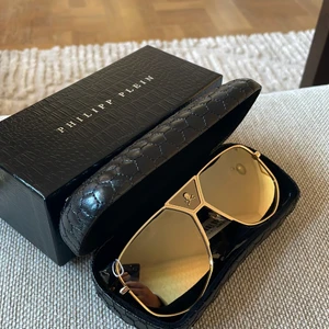 Phillipp plein solglasögon  - Skjut snygga Phillipp plein solglasögon i nyskick, aldrig använda, allt i lådan kvar från köp.  Köpta för 4500kr Kan sänka pris för bra affär 