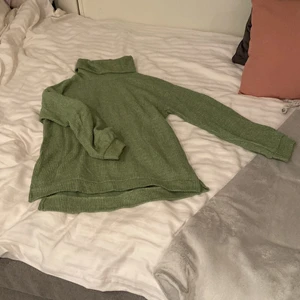 Tröja - Jättefin grön tröja som använts typ 3 gånger. Köpare står för frakt. 