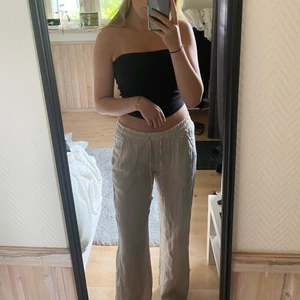 Linnebyxor - Säljer dessa linnebyxor från Chelsea, storlek S. Knappt använda🌸Är 173 cm lång och jag tycker dem sitter bra på mig i längden osv. Skriv för fler bilder elr så☺️