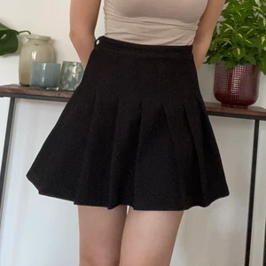 Väckad/Plisserad svart kjol - Midjemått: 68cm  Längd: 41cm