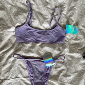 Bikini  - Helt oanvänd bikini, utgått ur sortimentet från Bershka, köpt förra säsongen. Fortfarande prislappar och plomberad. Sjukt fin lila färg som glittrar, passform som är smickrande på kroppen. Älskar men inte riktigt min stil. Köparen står för frakt 🥰🌸