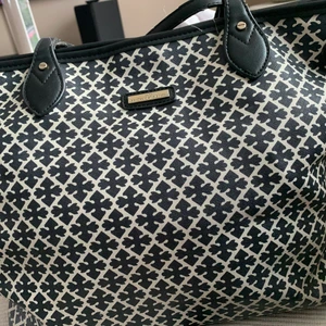 marlene birger - nypd väska som ser ut som den populära marlene birger väskan. pris: buda i meddelanden💜