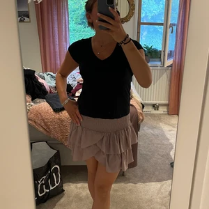 Mjuka T-shirts från Kappahl - Säljer 2 likadana t-shirts en svart och en vit i ett paket för ändast 70 kr tillsammans. Styck blir det 50kr per t-shirt. Sjukt sköna nästan oanvända och i bra skick💗🫶🏼