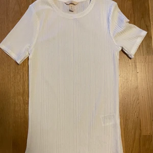  Unik ribbad basic tishirt  - Aldrig andvänd super snygg med jeans till exempel. 