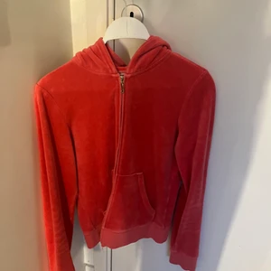 Rosa juicy couture zip up - Helt oanvänd, inga tecken på användning! Kan diskutera priset. Storlek M men sitter som en S.