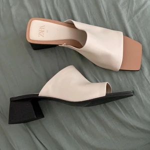 Mules i skinn - Helt otroliga mules med fyrkantig tå (!!!! SÅ fint) från Zara i storlek 40, aldrig använda. Säljer för att jag är sämst på att gå i såna här skor vilket jag bara får acceptera. Nypris 400, säljer för 300. Skinnet är i benvit