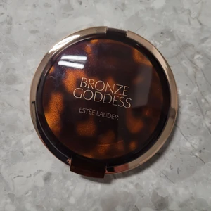 Estee lauder bronze powder - Estee lauder bronze powde. Endast använd ett fåtal gånge. Nypris 450kr köpt från kicks. Säljer för 250kr