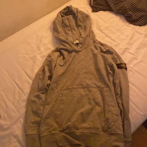 Stone island hoodie - Jag säljer denna hoodie eftersom jag vuxit ur den. Det är bra skick och har inga fläckar eller hål.