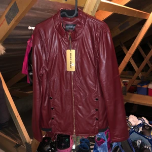 Helt ny skinnjacka  - Helt ny då den tyvärr är för stor för mig. Står strl L men skulle säga att den passar en M också. Stretchigt och mjukt material. Köparen står för frakten, vi kommer överens om bästa alternativet för köparen. 