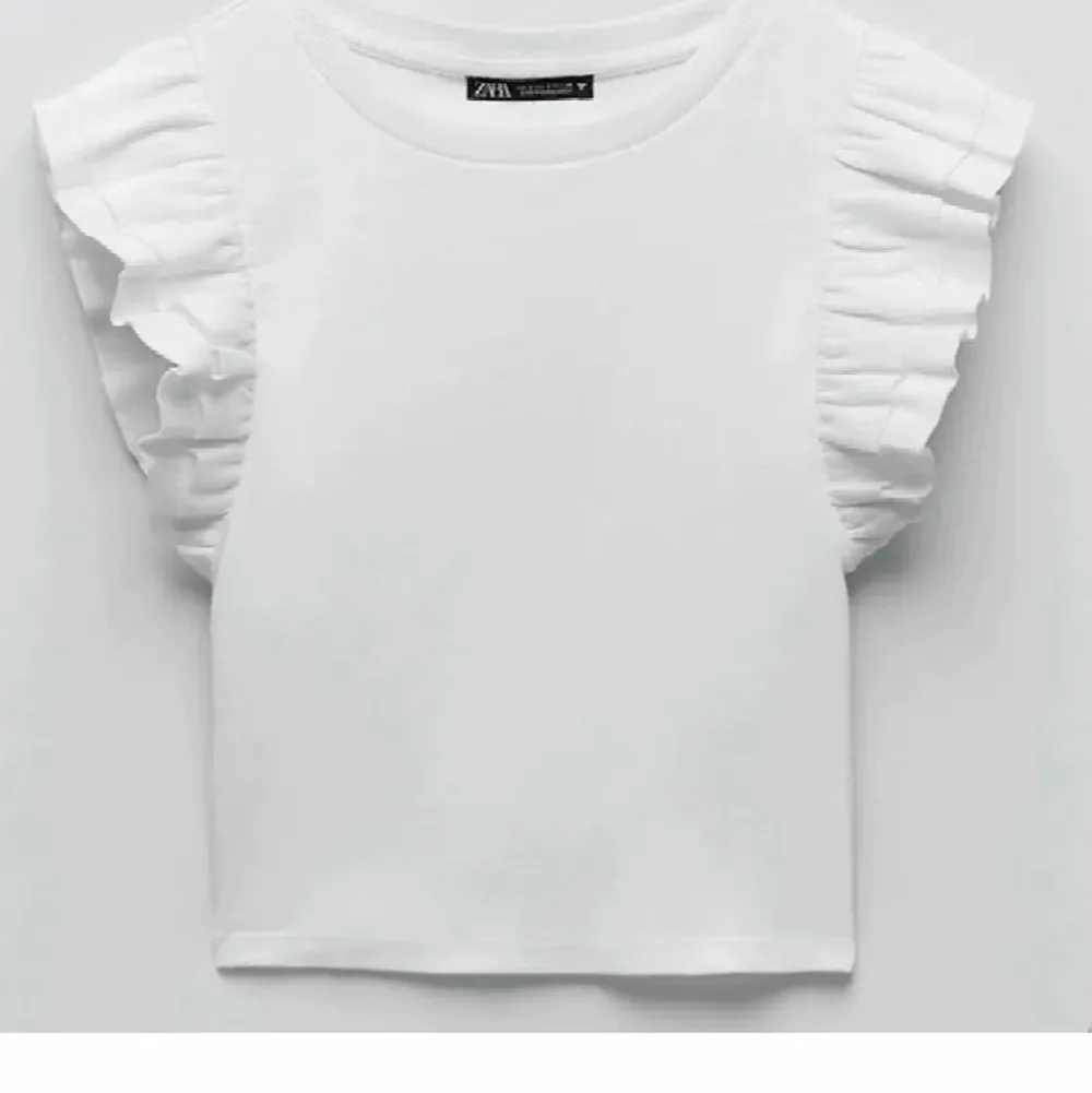 Säljer min volang tröja från zara i storlek M, köpte här på Plick men har inte kommit till användning. . T-shirts.