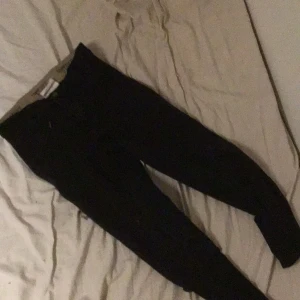 Svart blåa ridbyxor - Svart blåa ridbyxor med stretchit band runt foten.  