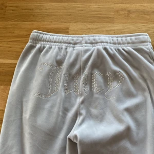 Juicy couture byxor med glitter - Säljer ett par helt nya juicy byxor med glitter där bak för ungefär 500kr+frakt!