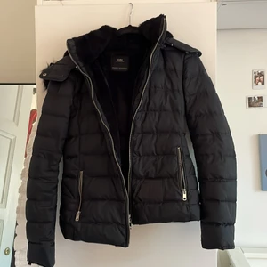 Zara jacket strl M - Svart jacka från Zara i stolek M Använt skick, med ett hål som har lagats av skräddare.  50% dun 50% fjädrar