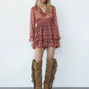 Zara klänning - Slutsåld klänning från zara som aldrig blivit använd då den är för kort på mig som är 179