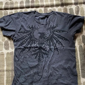 Grå topp med tryck - En jättefin grå topp med tryck. Den är storlek small och är ganska tunn. 