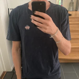 A days march t-shirt - T-shirt från A days march collab med ”Fem myror är fler än fyra elefanter”