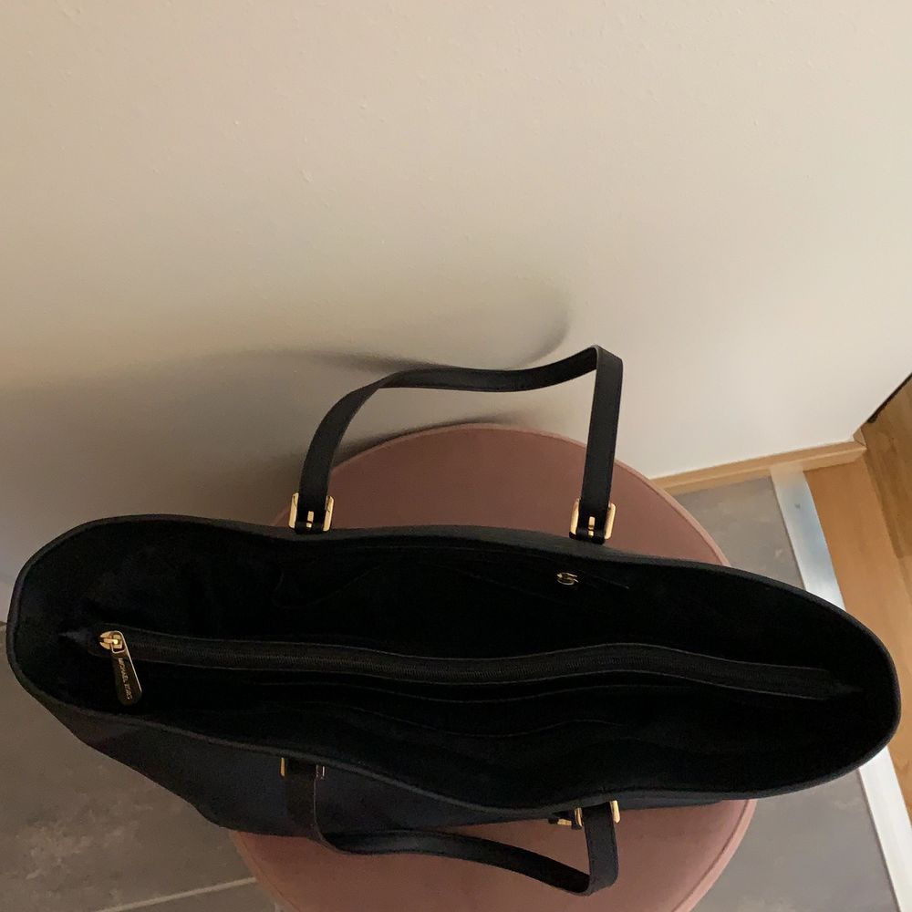 Säljer denna fina väska från Michael Kors i modellen Jet Set Travel Bag. Väskan är köpt på NK i Göteborg. Den är använd men är i bra skick. Storlek: H: 28 cm, L: 47 cm, Vidd: 15 cm. Till väskan tillkommer det en dustbag. . Väskor.