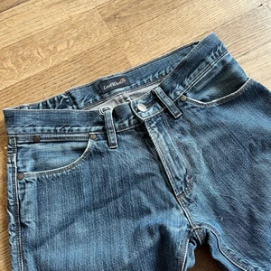 Supersnygga blåa jeans från eastwest😍 - Säljer dessa snygga raka blåa jeans som jag aldrig använt pga för små, köpta second hand! Strl w29 L32, men skulle säga att de är w27 ist🤩