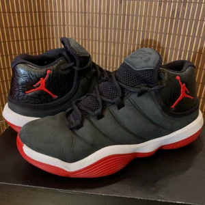 Jordan  - Jag säljer min Jordan Super.Fly BG som man hittar knappt längre. De är också en speciell edition de har kommit med en väldigt fin alcantara grön färg(finns bara 4st av den i hela Sverige), innehåller andra färger. Den är väldigt fin för kollektion. St37,5