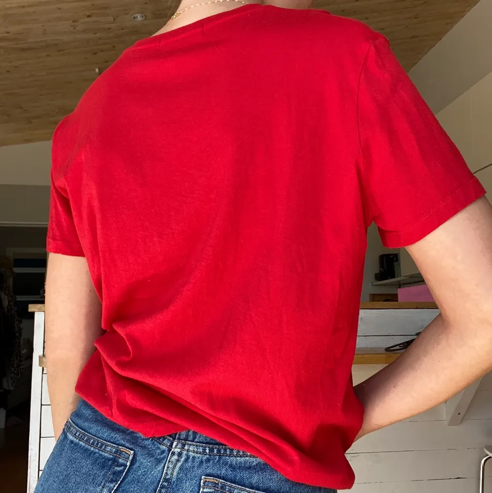 Säljer denna röda t-shirt från NA-KD i strl S. Använd fåtal ggr och är i bra skick. Lappen är lite sliten (sida 3), men det är det enda. Köparen står för frakt!. T-shirts.