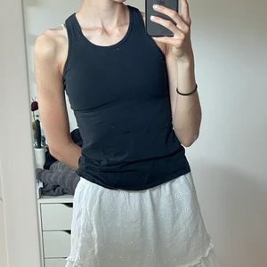 Svart linne - Ett svart linne med brottarygg och tight passform. Passar XS och S. Fint skick🤍