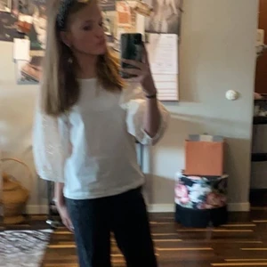 Vit t-shirt med mönstrade ärmar - Säljer min fina tröja från Kappahl, kommer inte till användning längre!❤️