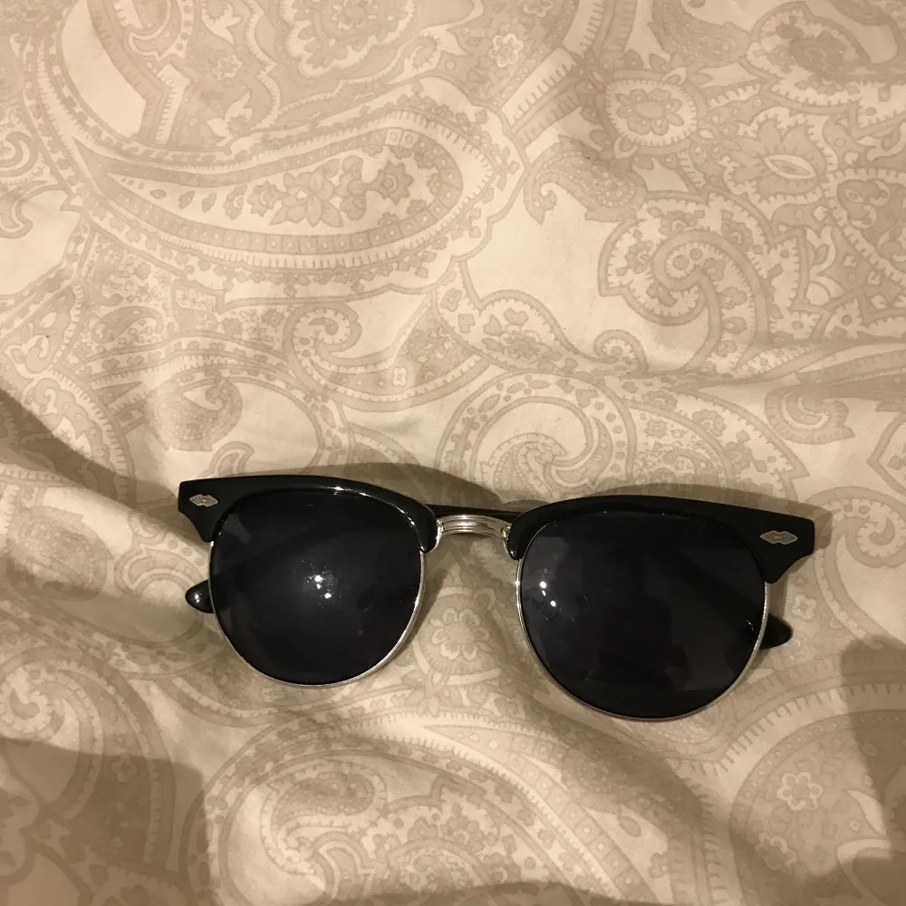 Solglasögon från H&M, köpta för något år sen och sparsamt använda sen dess. Accessoarer.