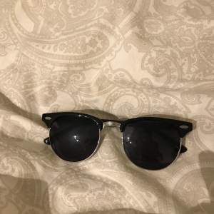 Solglasögon från H&M, köpta för något år sen och sparsamt använda sen dess