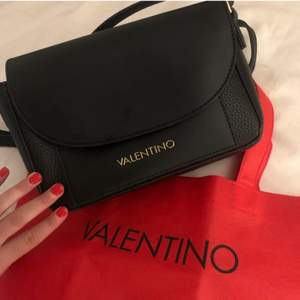 Valentino väska i nyskick, tillkommer även en snygg valentino påse som ni ser på bilden. Nypris:799 Mitt pris 400❤️