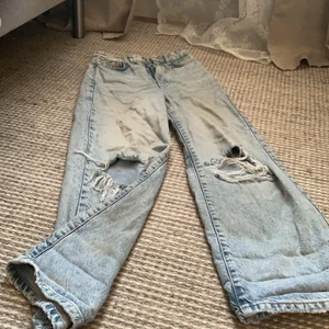 Blåa jeans med hål - Fina blåa byxor som inte används något mer💙